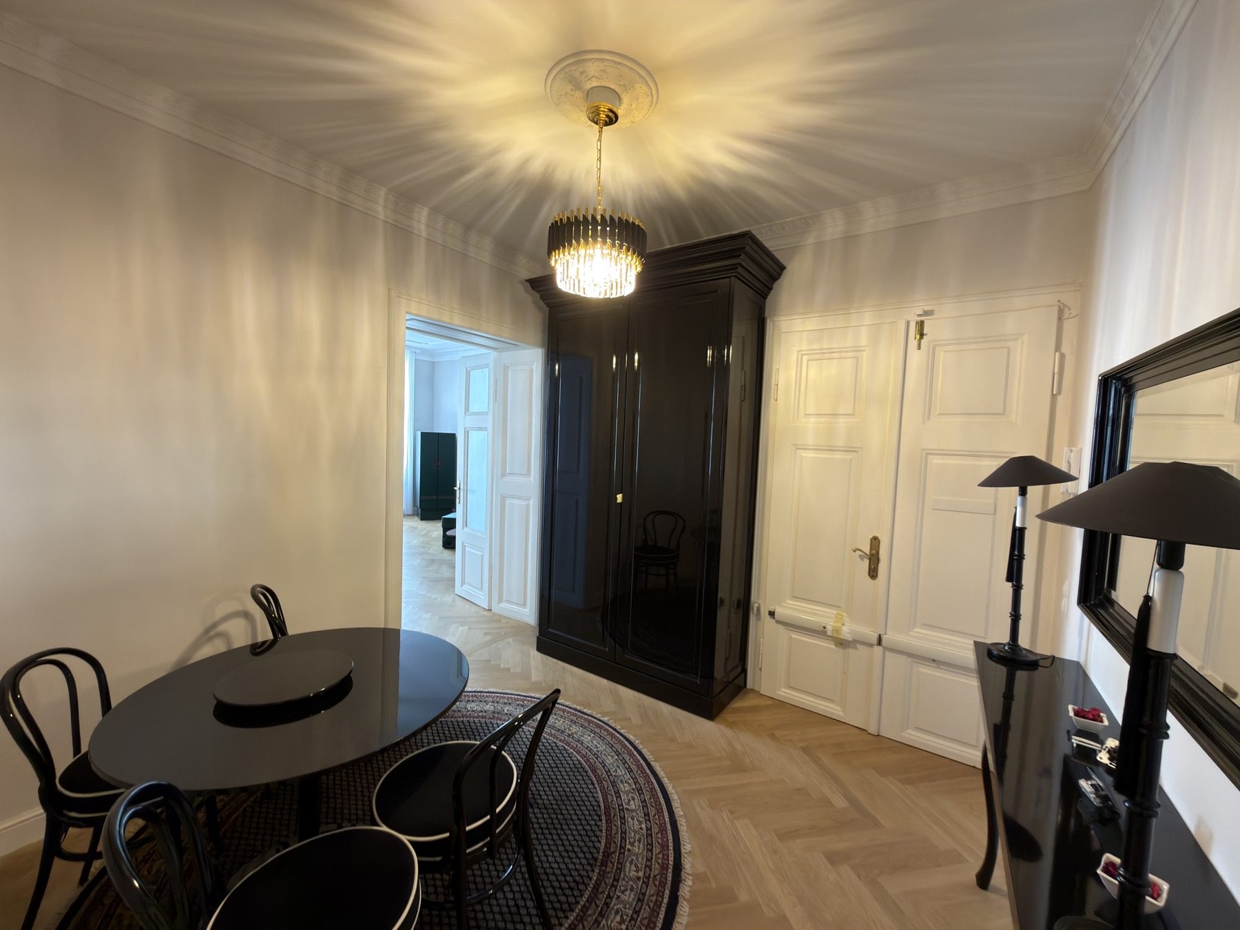 Altbauwohnung mit Pendelleuchte